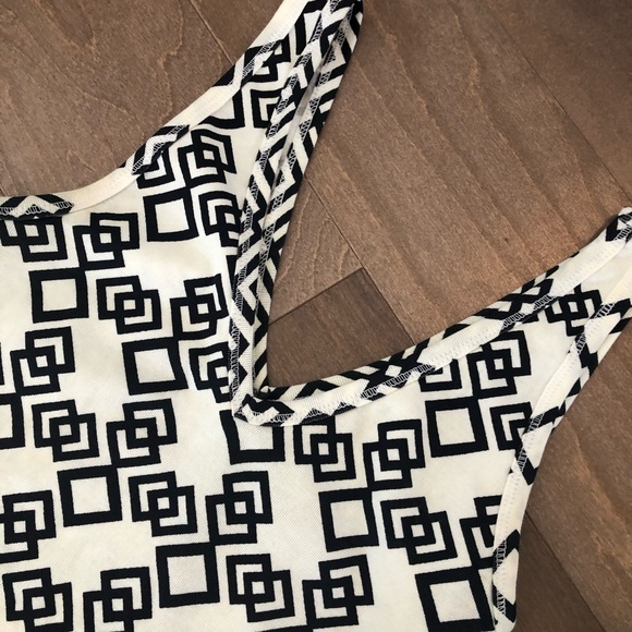 BUNDLE of Banana Republic Tank Tops in XS Petite in Green and Black and White - Picture 14 of 16